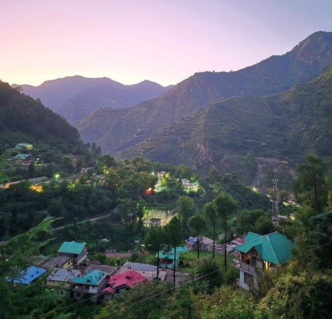 <strong>સૈંજ વેલી પર ટ્રેકિંગ અને નેચર વોક કરવાનો આનંદ</strong><br>સૈંજ વેલી જતી વખતે રસ્તામાં ઘણા નાના નાના ગામ આવશે, જે તમારા પ્રવાસને વધુ મનોરંજક બનાવે છે. આ વેલીના કુદરતી સૌંદર્યનો નજારો માણવા મોટી સંખ્યામાં પ્રવાસીઓ આવે છે. સૈંજ વેલી ફરવા માટે જુલાઇથી સપ્ટેમ્બર સુધીનો સમયગાળો શ્રેષ્ઠ હોય છે. પ્રવાસીઓ અહીં ટ્રેકિંગ, નેચર વોકનો પણ આનંદ માણે છે. (Photo: Social Media)