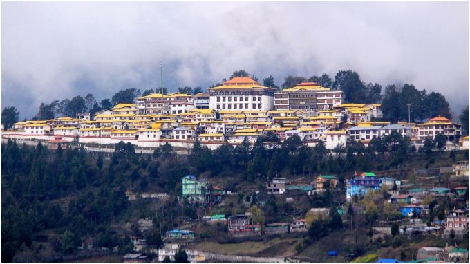 તવાંગ હિલ સ્ટેશન (Tawang Hill Station) : અરુણાચલ પ્રદેશનો તવાંગ ખૂબ જ સુંદર અને શાંત હિલ સ્ટેશન છે. બરફની ચાદરોથી છવાયેલા પર્વતો, સુંદર મઠો, તળાવો અને લીલી ખીણો તેને અનન્ય બનાવે છે. ખાસ કરીને શિયાળામાં, તવાંગની સુંદરતા તેની ટોચ પર હોય છે. (photo-wikipedia)