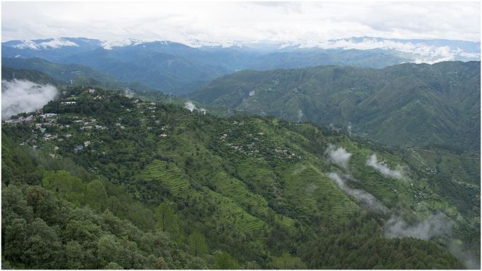 લેન્સડાઉન (Lansdowne Hill Station) : જો તમે પણ ભીડથી દૂર શાંત સ્થળે જવા માંગતા હો, તો ઉત્તરાખંડનો લેન્સડાઉન તમારા માટે એક સંપૂર્ણ હિલ સ્ટેશન છે. દેવદાર અને ઓકના ગા ense જંગલોથી ઘેરાયેલા, આ હિલ સ્ટેશન કુદરતી સૌંદર્યનું અદભૂત ઉદાહરણ છે. (photo-wikipedia)