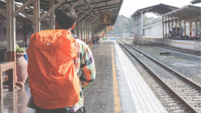 એટલું જ નહીં, જો કોઈ મુસાફર ટ્રેનમાં દારૂ પીવે છે, તો રેલવેના નિયમો અનુસાર, કોઈ પણ મુસાફર નશાની હાલતમાં કે નશાની હાલતમાં ટ્રેનમાં મુસાફરી કરી શકે નહીં. આ માટે 1989ના રેલવે એક્ટની કલમ 165 હેઠળ કડક કાયદો બનાવવામાં આવ્યો છે.(photo-freepik)