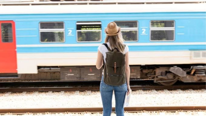 નિયમ જણાવે છે કે જો કોઈ વ્યક્તિ કે મુસાફર નશાની અવસ્થામાં કે ટ્રેન કે રેલ્વે પરિસરમાં અન્ય મુસાફરોને હેરાન કરવાનો પ્રયાસ કરતા માદક પદાર્થોનું સેવન કરતા જોવા મળે તો તેની ટિકિટ કેન્સલ કરવામાં આવશે. એટલું જ નહીં, જો દોષી સાબિત થાય તો વ્યક્તિને 6 મહિના સુધીની જેલ અને 500 રૂપિયાનો દંડ થઈ શકે છે.(photo-freepik)