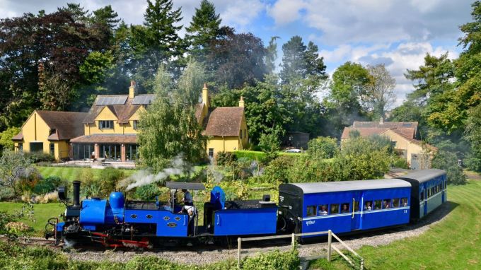 <strong>દાર્જિલિંગ હિમાલયન રેલવે : Darjeeling Himalayan Railway</strong><br>દાર્જિલિંગ હિમાલયન રેલવે ન્યુ જલપાઇગુડી થી દાર્જિલિંગ વચ્ચે દોડે છે. આ ટોન ટ્રેન 7 કલાકમાં 88 કિમીનું અંતર કાપે છે. દાર્જિલિંગ હિમાલયન રેલવે ટ્રેન ધૂમ સ્ટેશન પરથી પસાર થાય છે, જે 7407 ફુટની ઉંચાઇ પર આવેલું ભારતના સૌથી ઉંચું રેલવે સ્ટેશન છે. છેલ્લે રેલવે સ્ટેશન દાર્જિલિંગ છે, જે 6812 ફુટની ઉંચાઇ પર આવેલું ચે. સ્ટીમ લોકોમોટિવનો ઉપયોગ ધૂમ અને દાર્જિલિંગ સ્ટેશન વચ્ચે થોડાક સમય માટે જોય રાઇડ તરીકે કરવામાં આવે છે. આ ટ્રેન દાર્જિલિંગના રસ્તા અને બજારોમાંથી પસાર થાય છે. આ ટ્રેનને યુનિસ્કોની હેરિટેજ યાદીમાં સ્થાન મળ્યું છે. આ ટ્રેનમં મુસાફરી કરતી વખતે રમકડાની ટ્રેનમાં બેસવાનો અનુભવ થાય છે. (Photo: Social Media)