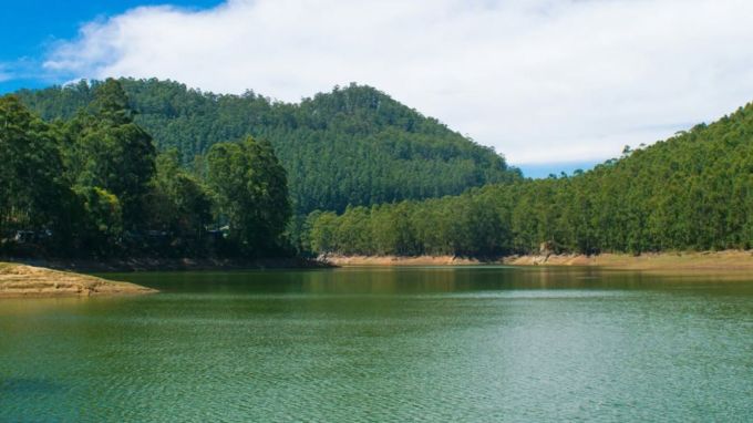 <strong>દેવીકુલમ : Devikulam</strong><br>દેવીકુલમ હિલ સ્ટેશન દરિયાની સપાટીથી લગભઘ 100 ઉંચા અને ત્રિશુર શહેરથી 162 કિમી દૂર આવેલું છે. આ હિલ સ્ટેશન પર આકર્ષક અને મનમોહક કુદરતી દ્રશ્યો જોઇ પ્રવાસીઓ આશ્ચર્ય પામે છે. આ જગ્યા સીતા તળાવ અને તેના ચમત્કારી મિનરલ વોટર માટે પણ આકર્ષણનું કેન્દ્ર બનેલું છે. (Photo: Social Media)