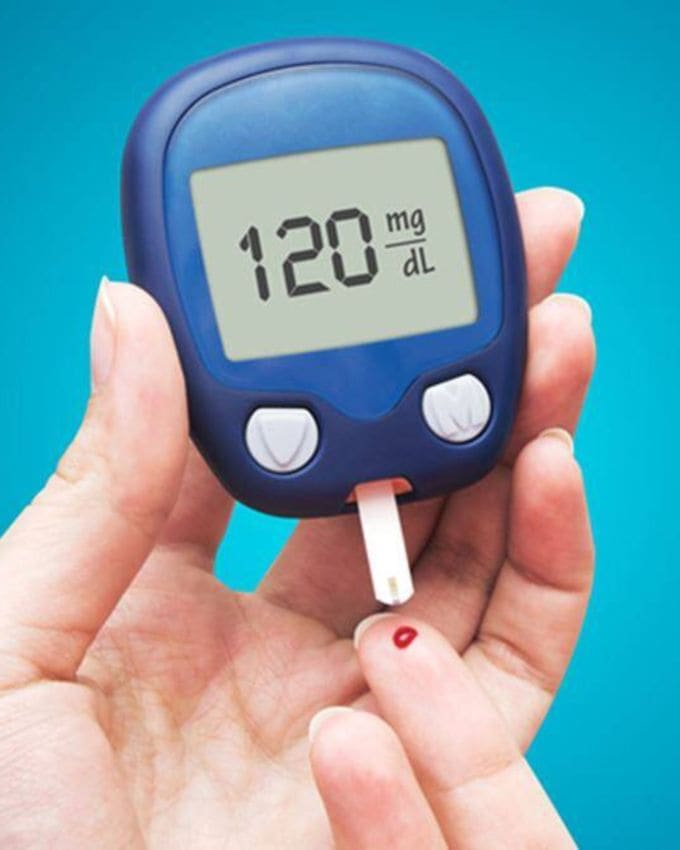 ડાયાબિટીસ (Diabetes) એ ઝડપથી ફેલાતો જીવનશૈલીનો રોગ છે, જેને સમયસર નિયંત્રિત ન કરવામાં આવે તો તે હૃદય, કિડની, આંખો અને ચેતાને ગંભીર નુકસાન પહોંચાડી શકે છે. ડાયાબિટીસને નિયંત્રિત કરવા માટે દવાઓ ઉપલબ્ધ હોવા છતાં ઘણા લોકો કુદરતી અને ઘરેલું ઉપચાર દ્વારા પણ તેને નિયંત્રિત કરવાનો પ્રયાસ કરે છે.