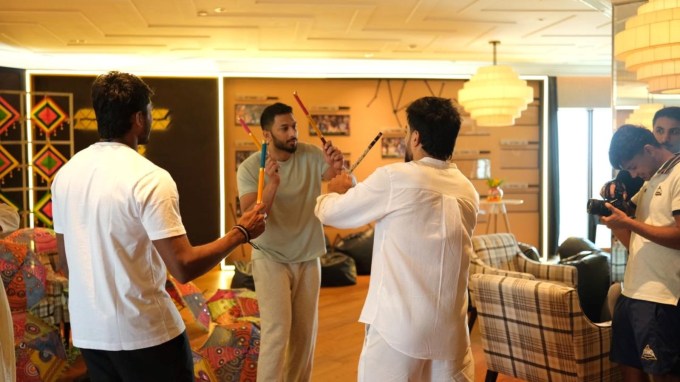 રાશિદ ખાન ગુજરાતના પ્રખ્યાત દાંડીયા રાસ પણ રમ્યો હતો.(તસવીર -ગુજરાત ટાઇટન્સ)