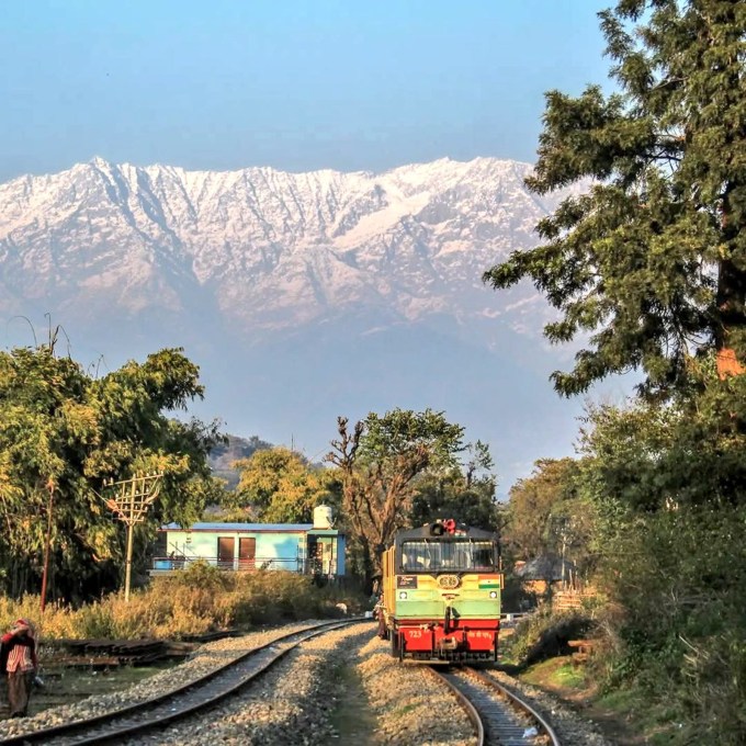 <strong>કાંગડા વેલી ટ્રેન : Kangra Valley Train</strong><br>કાંગડા ઘાટી ટ્રેન પંજાબના પઠાણકોટ થી હિમાચલ પ્રદેશના જોંગીન્દરનગર સુધી દોડે છે. કાંગડા વેલી ટ્રેન 164 કિમીનું અંતર 9 કલાકમાં કાપે છે. કાંગડા ઘાટી ટ્રેનમાં મુસાફરી કરતી વખતે બરફથી ઢંકાયેલા પહાડ, નદીઓ, ઉંચા વૃક્ષો અને ખીણનો અદભુત નજારો મુસાફરોને આનંદ આપેછે. આ ટ્રેનમાં બેસીને શક્તિપીઠ જ્વાલાજી મંદિરના દર્શન પણ કરી શકાય છે. (Photo: Social Media)