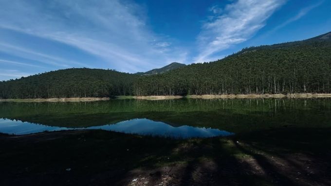 <strong>કેરળના હિલ સ્ટેશ</strong><br>દરિયા કિનાર જેટલા સુંદર અને આકર્ષક છે કેરળના હિલ સ્ટેશન. વાદળ સાથે વાતો કરતા ઉંચા પર્વત, લીલાછમ જંગલો, નદી, ઝરણાં અને સુખદ હવામાન પ્રવાસીઓને કેરળના હિલ સ્ટેશન પર ખેંચી આવે છે. (Photo: Social Media)