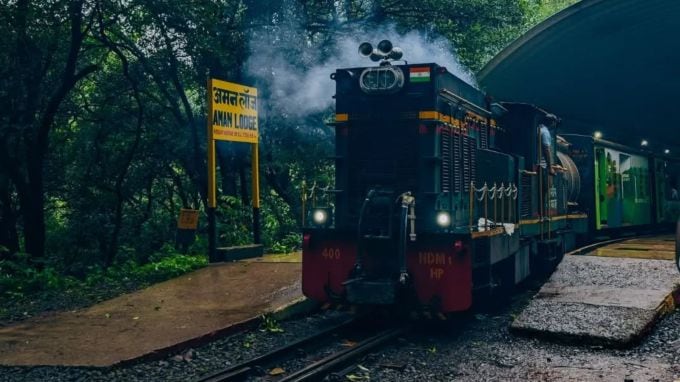 <strong>માથેરાન ટોય ટ્રોન : Matheran Toy Train</strong><br>ભારતના સૌથી નાના અને પ્રદૂષણ મુક્ત માથેરાન હિલ સ્ટેશન પર ટોય ટ્રેનમાં બેસી જ પહોંચી શકાય છે. માથેરાન પર ખાનગી વાહનો લઇ જવા પ્રતિબંધ હોવાથી અહીં ટોય ટ્રેનમાં બેસી જ પહોંચવું પડે છે. આ ટોય ટ્રેન નરેલ થી માથેરાન વચ્ચેનું 21 કિમીનું અંતર 2 કલાકમાં પુરુ કરે છે. ચોમાસના વરસાદમાં ટોય ટ્રેન ઘણી વખત બંધ કરી દેવાય છે. ટોય ટ્રેન નરેલ રેલવે સ્ટેશનથી 803 મીટરની ઉંચાઇ પર આવેલા માથેરાન હિલ સ્ટેશન પર લઇ જાય છે. ટોય ટ્રેનમાં મુસાફરી દરમિયાન ઉંચા પહાડ, ખીણ, ઝરણા અને નદીનો અલૌકિક કુદરતી નજારો જોવા મળે છે.(Photo: Social Media)