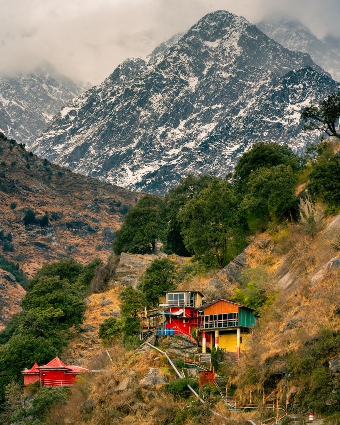 <strong>પાલમપુર : Palampur</strong><br>પાલમપુર પઠાણકોટથી 111 કિમી દૂર આવેલું આ હિલ સ્ટેશન ચાના બગીચા, શાંત વાતાવરણ અને આકર્ષક પહાડોના નજારા માટે પ્રખ્યાત છે. હિમાચલ પ્રદેશનું આ હિલ સ્ટેશન લીલાછમ પરિદ્રશ્ય વચ્ચે ધૌલાઘારના પર્વતના ખોળમાં વસેલું સુંદર પ્રવાસ સ્થળ છે. અહીં આખા વર્ષ હવામાન સુખદ હોય છે, આથી શહેરની ભીડથી દૂર શાંતિ મેળવવા માટે લોકો માટે આ સ્થળ ઉત્તમ છે. અહીં ટી ગાર્ડન, આર્ટ ગેલેરીની મુલાકાત અને આંદ્રેટા ગામમાં લોક કલા જોવાની મજા પડે છે. પાલમપુરને નોર્થ ઈન્ડિયાનું ટી કેપિટલ કહેવાય છે. (Photo: Social Media)