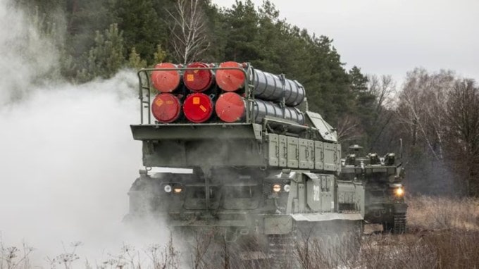 આ એર સ્ટ્રાઇક પછી પાકિસ્તાન ખૂબ રઘવાયું થયું છે. અહેવાલ છે કે પાકિસ્તાને 7 મે ની રાત્રે ભારતમાં 15 સ્થળો પર હુમલો કર્યો હતો, પરંતુ ભારતની એર ડિફેન્સ મિસાઇલ સિસ્ટમ S-400 SAM એ તેને સંપૂર્ણપણે નિષ્ફળ બનાવ્યું હતું. ચાલો જાણીએ કે તે કેટલું શક્તિશાળી છે અને શા માટે તે આટલું ખાસ છે.(Photo: Минобороны России/Facebook)