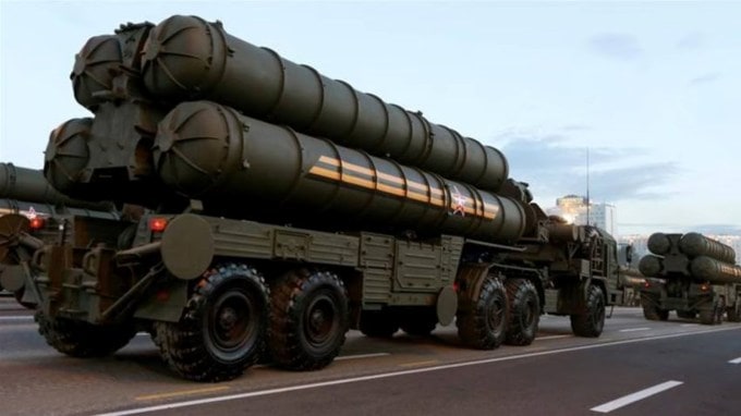 S-400 સ્ક્વોડ્રન ફાઇટર એરક્રાફ્ટ, બેલિસ્ટિક મિસાઇલ, ડ્રોન, ક્રુઝ મિસાઇલ વગેરે જેવા ખતરનાક હવાઈ હુમલાઓને ટ્રેક કરવા અને તોડી પાડવા સક્ષમ છે. આ એર ડિફેન્સ મિસાઈલ સિસ્ટમ રશિયાની S-300નું અપગ્રેડેડ વર્ઝન છે. જેને અલ્માજ-આંતે દ્વારા વિકસાવવામાં આવી છે. તે એક જ રાઉન્ડમાં એકસાથે 36 ટાર્ગેટોને મારી શકે છે.(Photo: Indian Express)