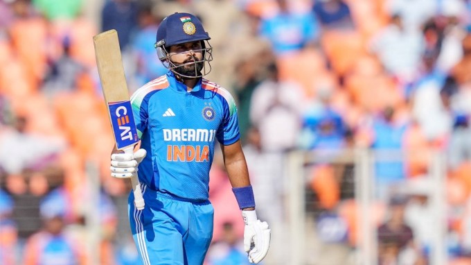 <strong>શ્રેયસ ઐયર</strong> : શ્રેયસ ઐયર માટે આ એક શાનદાર વર્ષ રહ્યું છે. સ્થાનિક ક્રિકેટમાં શાનદાર પ્રદર્શનને કારણે તેને રાષ્ટ્રીય સ્તરે કોલ-અપ મળ્યો અને BCCIના કેન્દ્રીય કરારમાં પણ પાછો ફર્યો છે. ચેમ્પિયન્સ ટ્રોફીમાં તેણે શાનદાર પ્રદર્શન કર્યું હતું. તે નંબર 4 પર વિરાટ કોહલીનું સ્થાન લેવા માટે યોગ્ય ઉમેદવાર બની શકે છે.(ફોટો: સોશિયલ મીડિયા)