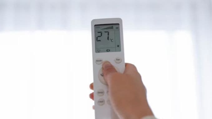 જો તમે પણ ઇચ્છો છો કે તમારું એર કન્ડીશનર ખૂબ જ ઝડપી ઠંડક આપે અને વીજળીનું બિલ પણ ઓછું આવે, તો સમાચાર અંત સુધી વાંચો. આજે આપણે તમારા એસી રિમોટ પરના 5 આવા બટનો વિશે વાત કરીશું, જેનો ઉપયોગ તમારે શક્ય તેટલી વહેલી તકે શરૂ કરી દેવો જોઈએ.(photo-freepik)