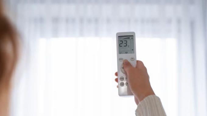 મોડ બટન ખૂબ ઉપયોગી છે : લગભગ દરેક AC રિમોટમાં મોડ નામનું બટન હોય છે, પરંતુ ઘણી વખત લોકો જીવનભર આ બટન પર ધ્યાન પણ આપતા નથી. તમને જણાવી દઈએ કે દરેક એર કન્ડીશનરમાં સામાન્ય રીતે કૂલ, ડ્રાય, ફેન અને ઓટો જેવા મોડ હોય છે. યોગ્ય ઋતુમાં યોગ્ય મોડનો ઉપયોગ કરીને, તમે માત્ર સારી ઠંડક જ નહીં મેળવી શકો પણ વીજળી પણ બચાવી શકો છો. (photo-freepik)