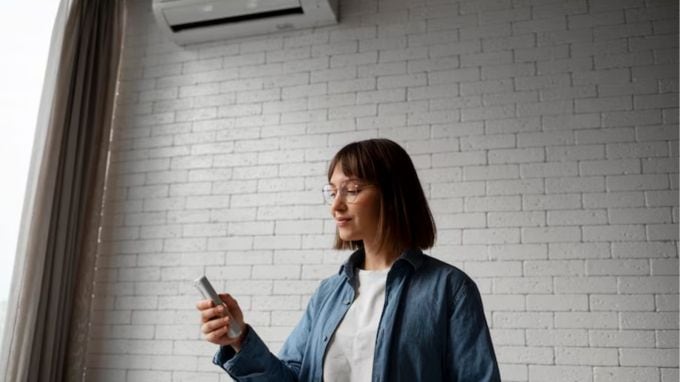 જુઓ, જો તમે તરત જ ઠંડક અનુભવવા માંગતા હો, તો હાઇ ફેન સ્પીડ પસંદ કરો. એટલે કે, જો તમારા AC માં પંખાની મહત્તમ ગતિ 3 છે, તો તેને ફક્ત 3 પર સેટ કરો. આ પછી, જ્યારે રૂમનું તાપમાન સંતુલિત થઈ જાય, ત્યારે પંખો ધીમો કરો. આનાથી તમે વીજળી પણ બચાવી શકશો.(photo-freepik)