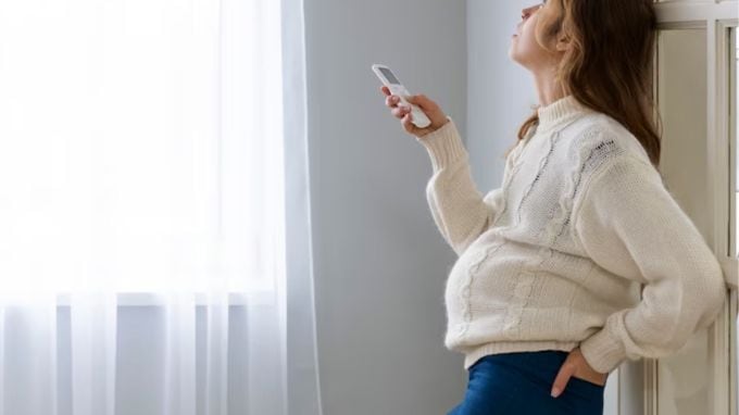 આનાથી માત્ર વીજળીની બચત થશે જ નહીં પરંતુ AC પર પણ ઓછો ભાર પડશે. આનાથી તમને લાંબા સમય સુધી સારી ઠંડક મળશે. તમને જણાવી દઈએ કે આ રીતે AC નો ઉપયોગ કરવાથી તેમાં કોઈપણ પ્રકારના વિસ્ફોટની શક્યતા પણ સમાપ્ત થઈ જાય છે. આવી સ્થિતિમાં, AC રિમોટ પરના તાપમાન નિયંત્રણ બટનો પણ ખૂબ ઉપયોગી છે.(photo-freepik)