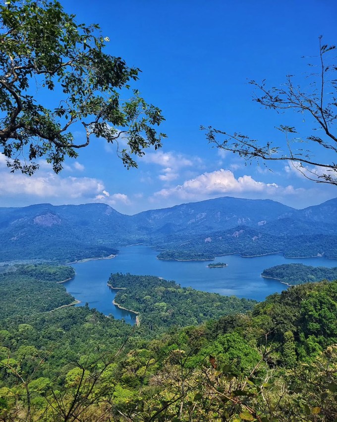 <strong>ત્રિશુર શહેર : Thrissur</strong><br>કેરળનું ત્રિશુર ઘણા ધાર્મિક અને પવિત્ર સ્થળ તેમજ રંગીન તહેવારો માટે પ્રખ્યાત છે, જે આ શહેરને એક મહાન સંસ્કૃતિ ધરાવતું સ્થળ બનાવે છે. કેરળનું સાંસ્કૃતિક પાટનગર હોવાથ કેરળનો આ જિલ્લો પ્રાચીન મંદિર, મસ્જિદ અને ચર્ચ માટે પણ પ્રખ્યાત છે. અહીં ત્રિશુર શહેરની આસપાસ આવેલા 5 સૌથી સુંદર હિલ સ્ટેશન જાણકારી આપી છે. (Photo: Social Media)