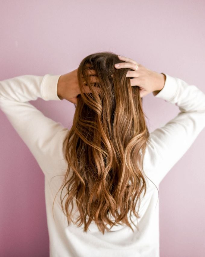 <strong>કેવી રીતે વાપરવું</strong> : આ ભીના વાળ પર લગાવવું જોઈએ. તમારે તમારા વાળને ભાગોમાં વિભાજીત કરવા જોઈએ આ પેક લગાવવો જોઈએ. આ માટે બ્રશનો પણ ઉપયોગ કરી શકાય છે. આ મિશ્રણને તમારા માથા અને વાળમાં લગાવો અને 5 મિનિટ સુધી માલિશ કરો. આનાથી લોહીનો પ્રવાહ વધશે. 30 મિનિટ પછી તેને ઠંડા અથવા નવશેકા પાણીથી ધોઈ શકાય છે.