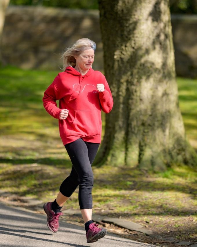 <strong>માનસિક સ્વાસ્થ્ય સુધરે : </strong>ચાલવાથી એન્ડોર્ફિન નામના 'સારું લાગે છે' હોર્મોન્સ મુક્ત થાય છે, જે મૂડ સુધારે છે અને તણાવ, ચિંતા અને હતાશા ઘટાડે છે.