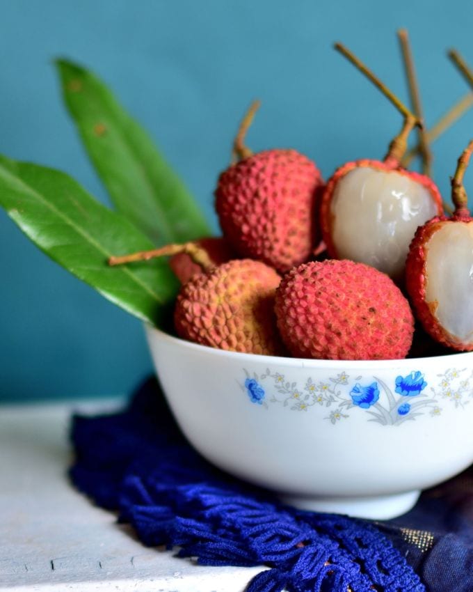 લીચી (Lychee) એક સ્વાદિષ્ટ ઉનાળાની ગરમીમાં તમને તાજગી આપતું ફળ છે. પાણી હાઇડ્રેશન માટે એક શ્રેષ્ઠ પસંદગી છે, જ્યારે લીચી જેવા ફળો ખાવા એ સુપરફૂડથી ઓછું નથી. સૌથી સારી વાત એ છે કે લીચી વજન ઘટાડવા ઈચ્છા લોકો માટે અને ડાયાબિટીસ ધરાવતા લોકો બંને માટે સલામત છે જો કે તે મધ્યમ માત્રામાં લેવી જરૂરી છે.
