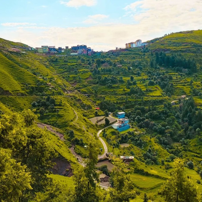 <strong>ચકરાતા હિલ સ્ટેશન</strong><br>ભારતનું મીની સ્વિત્ઝરલેન્ડ સમાન ચકરાતા હિલ સ્ટેશન પણ અંગ્રેજોએ વર્ષ 1866માં વસાવ્યું હતું. જો કે હાલ ઉત્તરાખંડમાં દહેરાદૂન જિલ્લામાં સ્થિત ચકરાતા પર હાલ ભારતીયો સિવાય અન્ય વિદેશી નાગરિકોના પ્રવેશ પર પ્રતિબંધ છે. દરિયાની સપાટીથી 2118 મીટર ઉંચાઇ પર આવેલું ચકરાતા પ્રકૃતિ પ્રેમીઓ માટે સ્વર્ગ સમાન છે. ચકરાતા હિલ સ્ટેશન પર ટાઇગર ફોલ્સ, બુધેર ગુફા, દેવવન, લાખામંડળ મંદિર, રામ તાલ ઉદ્યાન અને ચિલમિરિ લેક સહિત ઘણા જોવાલાયક સ્થળો છે. (Photo: Social Media)