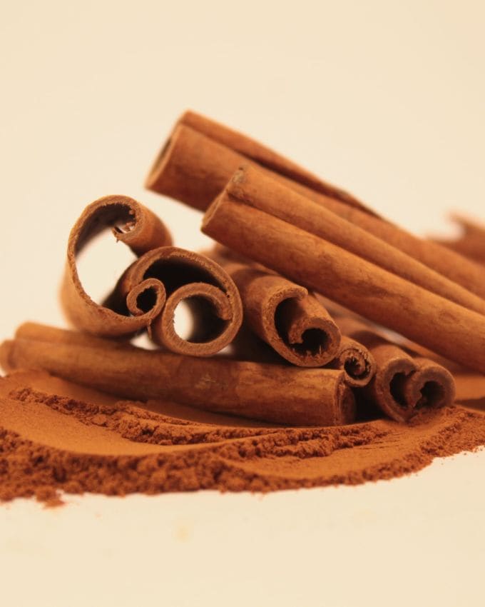 <strong>તજ</strong>: તજમાં એવા તત્વો હોય છે જે ઇન્સ્યુલિનની કાર્યક્ષમતા વધારે છે. તે ગ્લુકોઝ ચયાપચયમાં સુધારો કરે છે અને ધીમે ધીમે બ્લડ સુગર લેવલ ઘટાડે છે. દરરોજ સવારે અડધી ચમચી તજ પાવડર હૂંફાળા પાણી સાથે લેવાથી ફાયદો થાય છે. આ રેસીપી શરીરના ચયાપચયને પણ સક્રિય રાખે છે.