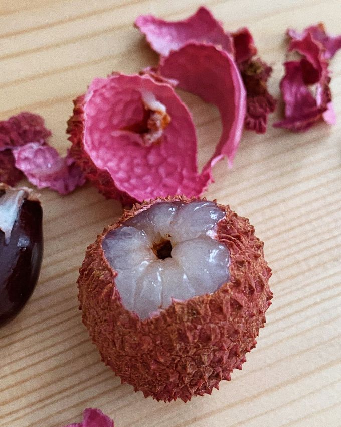 <strong>લીચી ખાવાના ફાયદા :</strong> લીચીમાં 82 ટકા પાણી હોય છે. લીચી  શરીરનું તાપમાન અને હાઇડ્રેશન સ્તર જાળવવામાં મદદ કરે છે . વિટામિન સીના ભંડાર તરીકે તે રોગપ્રતિકારક શક્તિ વધારે છે અને કોલેજન સંશ્લેષણમાં મદદ કરે છે, તમારી ત્વચાને મજબૂત બનાવે છે. ફ્લેવોનોઇડ્સ જેવા તેમના એન્ટીઑકિસડન્ટો શરીરને તણાવ અને બળતરાથી બચાવે છે. તેમાં પૂરતા પ્રમાણમાં ફાઇબર હોય છે જે પાચનમાં મદદ કરે છે અને કબજિયાત અટકાવે છે. લીચીમાં જોવા મળતું પોટેશિયમ બ્લડ પ્રેશરને નિયંત્રિત કરવામાં મદદ કરે છે અને હૃદયના સ્વાસ્થ્યને પ્રોત્સાહન આપે છે.