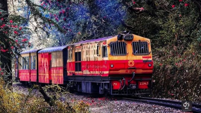<strong>કાલકા શિમલા ટોય ટ્રેન : Kalka Shimla Toy Train</strong><br>કાલકા શિમલા ટોય ટ્રેન હિમાચલ પ્રદેશના પાટનગર શિમલા અને કાલકા વચ્ચે દોડે છે. આ ટોય ટ્રેન કાલકા રેલવે સ્ટેશનથી ઉપરની તરફથ ચઢવાનું શરૂ કરે છે અને 2076 મીટર ઉંચાઇ પર આવેલા શિમલા પહોંચે છે. આ ટોય ટ્રેન 5 કલાકમાં 96 કિમીનું અંતર કાપે છે. આ ટ્રેન 102 સુગર અને 87 પુલ પરથી પસાર થાય છે. આ રૂટ માટે સૌથી સારી ટ્રેન શિવાલિક એક્સપ્રેસ છે, જે વહેલી સવારે ઉપડે છે અને સવારે 11 વાગે શિમલા પહોંચે છે. આ ટોય ટ્રેનમાં મુસાફરી કરતી વખતે કાલકા થી શિમલા વચ્ચેના ઉંચા પહાડ, વાદળ, ખીણ, ઝરણા અને નદીનું મનોરમ્ય કુદરતી સૌંદર્ય જોવા મળે છે. શિમલા ફરવા જનાર દરેક વ્યક્તિએ કાલકા શિમલા ટોય ટ્રેનમાં બેસવાની મજા માણવી જ જોઇએ. (Photo: Social Media)