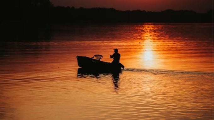 જો તમે પેરાસેલિંગ કરવા માંગો છો અને ગોવા જવા માટે બજેટ નથી, તો તમે અહીં આવીને આ સાહસિક પ્રવૃત્તિનો આનંદ માણી શકો છો. ચાલો તમને જણાવી દઈએ કે અહીં તમે ગંગાના મોજાઓ ઉપર ઉડી શકો છો. કાનપુર બોટ ક્લબમાં થોડા દિવસ પહેલા વોટર સ્પોર્ટ્સ શરૂ કરવામાં આવ્યા હતા, ત્યારબાદ આ સ્થળ સાહસ પ્રેમીઓનું પ્રિય સ્થળ બની ગયું છે.(photo- freepik)