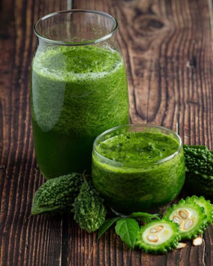 <strong>કારેલાનો રસ:</strong> કારેલા એક કુદરતી ઇન્સ્યુલિન બૂસ્ટર છે. તેમાં રહેલું કેરોટીન નામનું સંયોજન લોહીમાં ગ્લુકોઝ ઘટાડવામાં મદદ કરે છે. દરરોજ સવારે ખાલી પેટે ૩૦ મિલી કારેલાનો રસ પીવાથી ખાંડ નિયંત્રણમાં રહે છે. આ રેસીપી થાક ઘટાડવા અને શરીરની ઉર્જા જાળવવામાં પણ મદદ કરે છે.