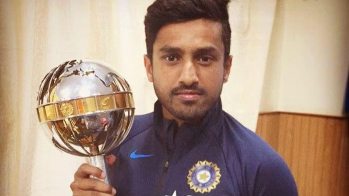 <strong>કરુણ નાયર </strong>: કરુણ નાયર આ યાદીમાં ટોચ પર છે. નાયર છેલ્લે 2017માં ટેસ્ટ મેચ રમ્યો હતો. તે ટીમ ઈન્ડિયામાં પાછા ફરવાની રાહ જોઈ રહ્યો છે. નાયર 2024-25 રણજી ટ્રોફીમાં સારા ફોર્મમાં હતો, તેણે ટેસ્ટમાં ત્રેવડી સદી ફટકારી હતી . તે વીરેન્દ્ર સેહવાગ પછી ટેસ્ટમાં ત્રેવડી સદી ફટકારનાર બીજો ભારતીય ખેલાડી છે. (ફોટો: ઇન્સ્ટાગ્રામ) (ફોટો: સોશિયલ મીડિયા)