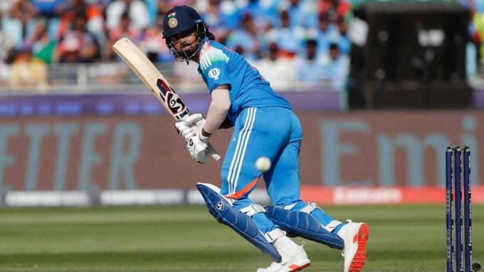 <strong>કેએલ રાહુલ</strong> : કેએલ રાહુલે ટીમની જરૂરિયાતો અનુસાર પોતાની બેટિંગ પોઝિશન બદલવાની આદત બનાવી લીધી છે. ટીમની જરૂરિયાત પ્રમાણે ઓપનિંગ બેટિંગથી લઈને નંબર 5 કે નંબર 6 પર રમી રહ્યો છે. વિરાટની નિવૃત્તિ પછી નંબર 4 પર રમી શકે છે. રાહુલને ફરી એકવાર તે ભૂમિકા સંભાળવા માટે વિચારી શકાય છે. રાહુલનું ફોર્મ તાજેતરમાં ખૂબ પ્રભાવશાળી રહ્યું છે અને ઇંગ્લેન્ડ સામે તે ટીમ માટે એક નવી ભૂમિકામાં પોતાને શોધી શકે છે. (ફોટો: સોશિયલ મીડિયા)