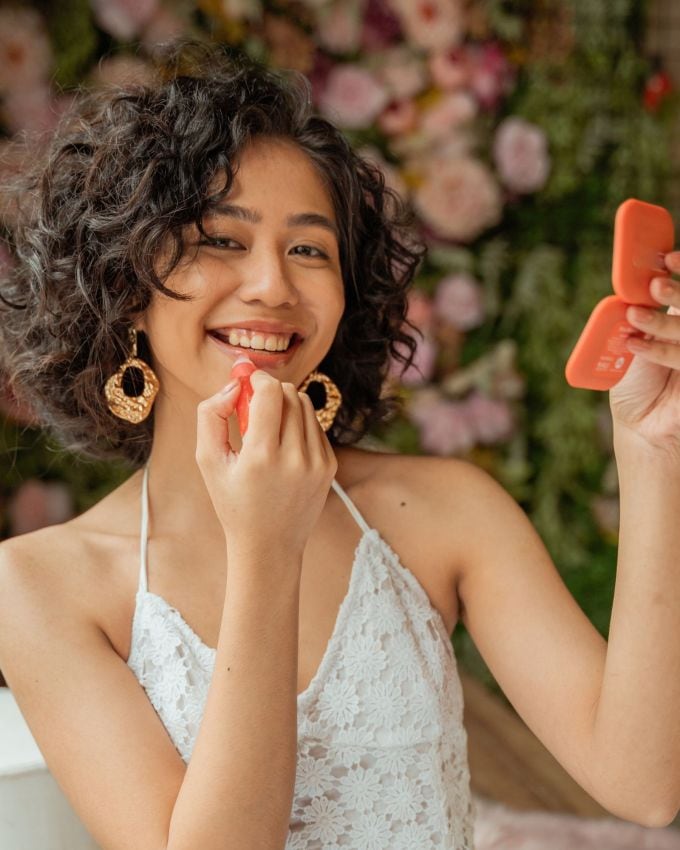 <strong>લિપ મેકઅપ ટિપ્સ :</strong> હોઠના મેકઅપ માટે, લિપ બામથી મોઇશ્ચરાઇઝ કરો. રંગ માટે, તમે ન્યૂડ અથવા ગુલાબી જેવા ક્લાસિક હળવા શેડ્સનો ઉપયોગ કરી શકો છો.