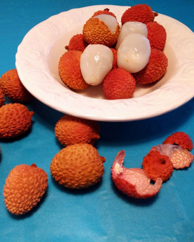 <strong>લીચી દરરોજ કેટલી ખાવી જોઈએ?</strong> લીચી એક સરેરાશ પુખ્ત વ્યક્તિ દિવસમાં લગભગ 10-12 લીચી સુરક્ષિત રીતે ખાઈ શકે છે. આ વ્યક્તિને ભલામણ કરેલ સુગર અને કેલરીના સેવનની મર્યાદા ઓળંગ્યા વિના પૂરતા પોષક તત્વો પુરા પાડવામાં મદદ કરે છે.