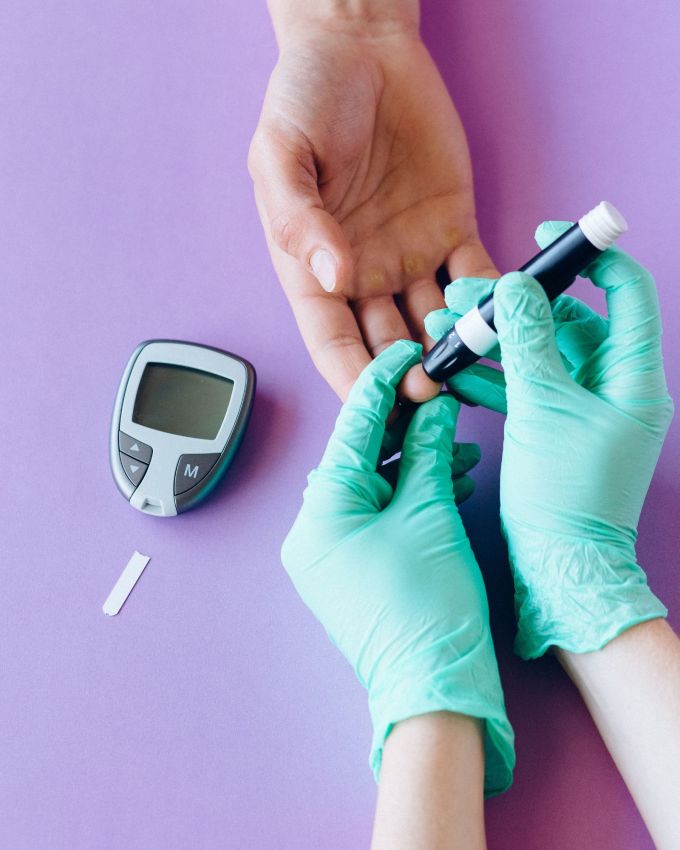 <strong>લીચી અને બ્લડ સુગર :</strong> લીચીમાં ગ્લાયકેમિક ઇન્ડેક્સ ૫૦નો મધ્યમ હોય છે, જેનો અર્થ એ થાય કે તે બ્લડ સુગરમાં ઝડપી વધારો કરતું નથી પરંતુ તેમાં ફ્રુક્ટોઝનું પ્રમાણ વધુ હોય છે. તેથી ડાયાબિટીસના દર્દીઓએ તેના સેવનને મર્યાદિત કરવું જોઈએ અને તેને તેના દૈનિક કાર્બોહાઇડ્રેટ અથવા કેલરીમાં સમાવિષ્ટ કરવું જોઈએ. 