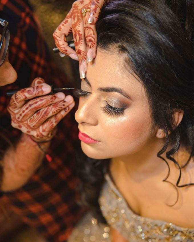 <strong>આઈ મેકઅપ</strong> : આંખોને સુંદર બનાવવામાં મેકઅપ મહત્વપૂર્ણ ભૂમિકા ભજવે છે. જો તમે આંખો નીચેના કાળા પડવાની સમસ્યાથી પરેશાન છો તો તમે કન્સિલરનો ઉપયોગ કરી શકો છો. શરૂઆતમાં, તમારે ભૂરા જેવા હળવા શેડ્સનો ઉપયોગ કરવો જોઈએ. આંખના મેકઅપમાં આઈબ્રો મેકઅપને અવગણશો નહીં. પેન્સિલની મદદથી તેને પણ રેખા કરો. પાંપણ પર મસ્કરા અને આઈલાઈનર પણ લગાવો.