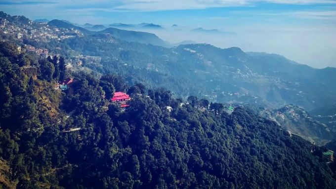 <strong>મસૂરી હિલ સ્ટેશન પહાડોની રાણી</strong><br>મસૂરી હિલ સ્ટેશન ભારતનું પ્રથમ હિલ સ્ટેશન છે, જે 200 વર્ષથી પણ જૂનું છે. અંગ્રેજોએ વર્ષ 1823માં ઉત્તરાખંડમાં મસૂર હિલ સ્ટેશન તરીકે વસાવ્યું હતું. તત્કાલિન સમયમાં ભારતીયોને અહીં આવવાની મનાઇ હતી. ઉનાળાની ગરમીમાં અંગ્રેજોએ અહીં ફરવા આવતા હતા. ઉંચો હિમાલય પર્વત, ઠંડી હવામાન પ્રવાસીઓને સુખદ અનુભવ આપે છે. આમ તો મસૂરી હિલ સ્ટેશન આખું વર્ષ ફરવા લાયક સ્થળ છે. (Photo: Social Media)