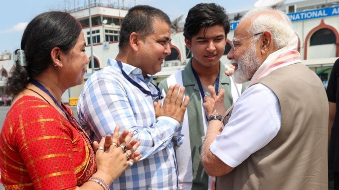 પીએમ મોદીએ આ તસવીરોના કેપ્શનમાં લખ્યું છે કે પટના એરપોર્ટ પર યુવા ક્રિકેટ સેનસની વૈભવ સૂર્યવંશી અને તેમના પરિવાર સાથે મુલાકાત થઇ. તેની ક્રિકેટિંગ સ્કિલના દેશભરમાં વખાણ થઈ રહ્યા છે. તેના ભવિષ્ય માટે મારી શુભકામનાઓ. (તસવીર - પીએમ મોદી ટ્વિટર)