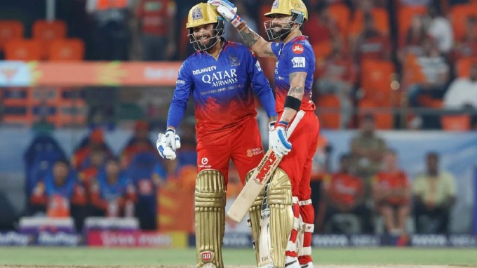 <strong>રજત પાટીદાર</strong> : રોયલ ચેલેન્જર્સ બેંગ્લોરના કેપ્ટન રજત પાટીદાર પણ ટેસ્ટમાં કોહલીનું સ્થાન લઈ શકે છે. પાટીદારે વર્ષોથી સ્પિન સામે પોતાની કુશળતા દર્શાવી છે અને તેના સ્થાનિક ક્રિકેટના આંકડા તેને નંબર 4 માટે સારો વિકલ્પ બનાવે છે. (ફોટો: સોશિયલ મીડિયા)