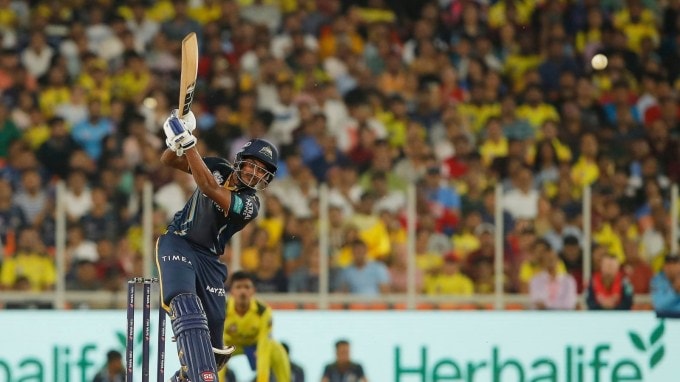 <strong>સાઈ સુદર્શન</strong> : યુવા ભારતીય બેટ્સમેન સાઈ સુદર્શન પણ કોહલીની જગ્યાએ રમી શકે છે. સાઈ સુદર્શન હાલમાં શાનદાર ફોર્મમાં છે. તેણે IPLની વર્તમાન સિઝનમાં 11 મેચમાં 509 રન બનાવ્યા છે. આ યુવા ખેલાડીને ભારતીય ક્રિકેટમાં સૌથી આશાસ્પદ પ્રતિભાઓમાંનો એક માનવામાં આવી રહ્યો છે અને મીડિયા અહેવાલોએ પહેલાથી જ દાવો કર્યો છે કે તે ઇંગ્લેન્ડ શ્રેણી માટે ટીમમાં સ્થાન મેળવવાની દોડમાં છે. જ્યારે તે તાજેતરમાં મોટાભાગે ઓપનર તરીકે રમ્યો છે, ત્યારે પસંદગીકારો બેટિંગને મજબૂત બનાવવા માટે તેનો નંબર 4 તરીકે ઉપયોગ કરવાનું વિચારી શકે છે. (ફોટો: સોશિયલ મીડિયા)