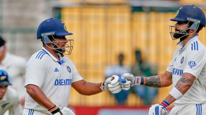 <strong>સરફરાઝ ખાન</strong> : રણજી ટ્રોફીમાં શાનદાર પ્રદર્શન બાદ સરફરાઝ ખાનને ભારતીય ટીમમાં સ્થાન મળ્યું હતું. તેને વર્ષના અંતમાં ન્યૂઝીલેન્ડ સામે પોતાની પહેલી સદી ફટકારીને આ તક ઝડપી લીધી. સરફરાઝ ખાન તાજેતરમાં રેડ-બોલ ક્રિકેટમાં શાનદાર પ્રદર્શન કરી રહ્યો છે. ઓસ્ટ્રેલિયા સામે તેને ઘણી તકો મળી ન હતી, પરંતુ તે વિરાટ કોહલીનું સ્થાન લેવા અને ભારતીય ક્રિકેટ ટીમના મધ્ય ક્રમને મજબૂત બનાવવા માટે એક મજબૂત દાવેદાર બની શકે છે.(ફોટો: સોશિયલ મીડિયા)