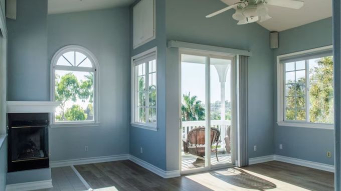 વેન્ટિલેટર અને બારીઓ : હવાના યોગ્ય પરિભ્રમણ માટે વેન્ટિલેટર અને બારીઓની ડિઝાઇન ખૂબ જ મહત્વપૂર્ણ છે. જૂના ઘરોમાં, ક્રોસ-વેન્ટિલેશન પર ધ્યાન કેન્દ્રિત કરવામાં આવતું હતું. આ માટે, બારીઓ અને દરવાજા એકબીજાની સામે બનાવવામાં આવ્યા હતા, જેથી હવા સરળતાથી વહેતી રહે. ગરમ હવા બહાર નીકળી શકે તે માટે છત પાસે નાના વેન્ટિલેટર લગાવવામાં આવ્યા હતા. આ સમય દરમિયાન પણ, તમે વેન્ટિલેશન માટે આ પ્રકારની બારી અને એક્ઝોસ્ટ ફેનનો ઉપયોગ કરી શકો છો.(photo- freepik)