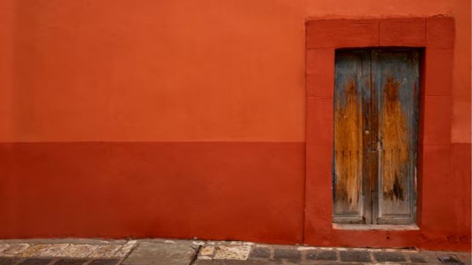 ટેરાકોટાનો ઉપયોગ : ટેરાકોટા, એટલે કે માટીના વાસણો અને ટાઇલ્સ, તેમની ઠંડકની લાક્ષણિકતાઓ માટે જાણીતા છે. પ્રાચીન સમયમાં, ઘરોમાં માટીની છત અથવા ટેરાકોટા ટાઇલ્સ રહેતી હતી. માટી એક કુદરતી ઇન્સ્યુલેટર છે અને ગરમી શોષી લેતી નથી પણ ઠંડી રહે છે. આજે પણ, લોકો તેમના ઘરમાં ટેરાકોટાના વાસણો, પાણીના ઘડા અથવા નાની સુશોભન વસ્તુઓ રાખી શકે છે, જે આસપાસના વાતાવરણને ઠંડુ રાખવામાં મદદ કરે છે. (photo- freepik)