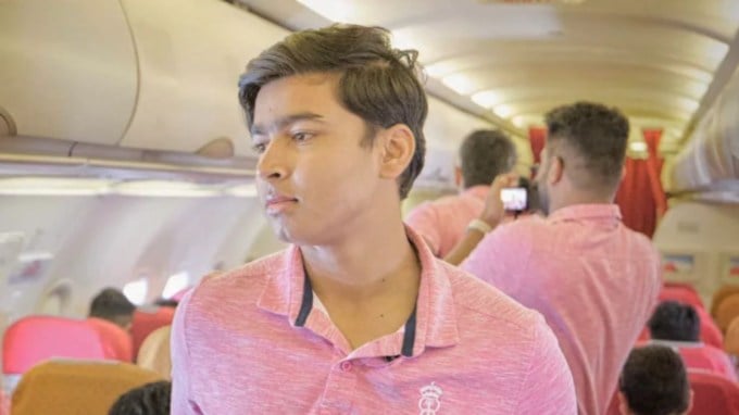 વૈભવ સૂર્યવંશી બિહારના સમસ્તીપુરનો રહેવાસી છે - બિહારના સમસ્તીપુરનો રહેવાસી વૈભવ સૂર્યવંશી આઈપીએલ 2025માં રાજસ્થાન રોયલ્સનો ભાગ છે. તેણે ગુજરાત ટાઇટન્સ સામેની મેચમાં 35 બોલમાં સદી ફટકારીને સનસનાટી મચાવી હતી. (તસવીર - સોશિયલ મીડિયા)