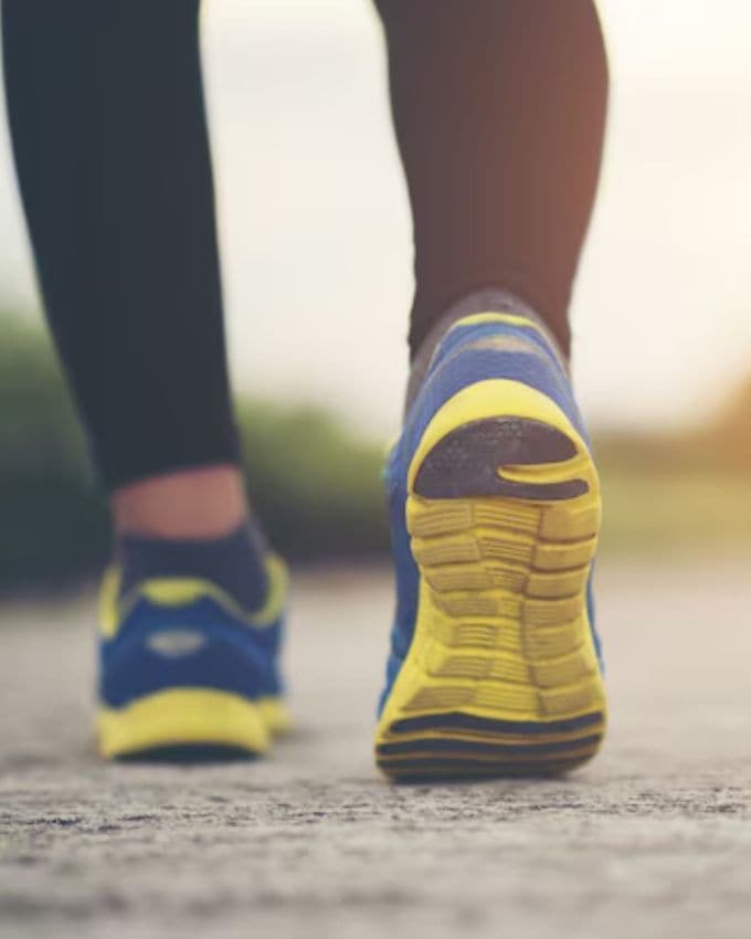 <strong>આયુષ્ય વધે </strong>: અભ્યાસો દર્શાવે છે કે જે લોકો નિયમિતપણે ચાલે છે તેઓ લાંબુ અને સ્વસ્થ જીવન જીવે છે. આનાથી શરીરમાં ક્રોનિક રોગોનું જોખમ ઓછું થાય છે.