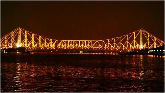 કોલકાતા: પશ્ચિમ બંગાળની મુલાકાત લેવાનું આયોજન કરતા પ્રવાસીઓ માટે કોલકાતા પણ એક ઉત્તમ સ્થળ છે. તમને જણાવી દઈએ કે પશ્ચિમ બંગાળની રાજધાની હોવા ઉપરાંત, કોલકાતા ઘણા ઉત્તમ પર્યટન સ્થળો માટે પણ પ્રખ્યાત છે. જો તમે કોલકાતા જાઓ છો, તો વિક્ટોરિયા મેમોરિયલ, હાવડા બ્રિજ જેવા પર્યટન સ્થળોની મુલાકાત ચોક્કસ લો.(photo-wikipedia)