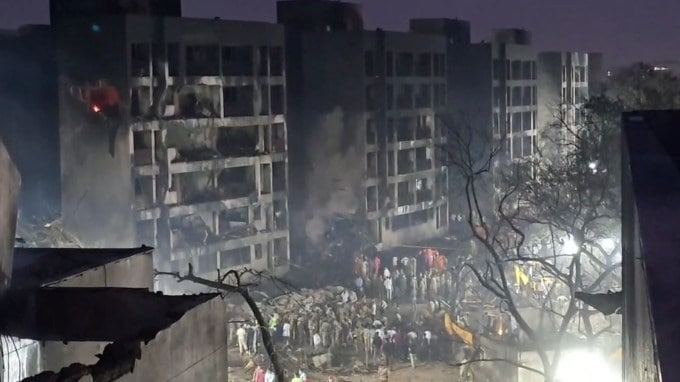 <strong>Ahmedabad Plane Crash Photos:</strong> અમદાવાદથી લંડન જઈ રહેલ વિમાન દુર્ઘટના પછીના કેટલાક ભયાનક દ્રશ્યો સામે આવ્યા છે. અમદાવાદથી લંડન જઈ રહેલા વિમાન દુર્ઘટના અંગે એર ઇન્ડિયાના પ્રવક્તાએ જણાવ્યું હતું કે વિગતો મેળવવામાં આવી રહી છે. વિમાન દુર્ઘટનાની શરૂઆતની તસવીરોમાં ધુમાડો અને આગના ગોટા ઉડતા જોઈ શકાય છે. અમદાવાદના મેઘાણીનગરમાં એર ઇન્ડિયાની ફ્લાઇટ ક્રેશ થઈ છે. (તસવીર: સોશિયલ મીડિયા)