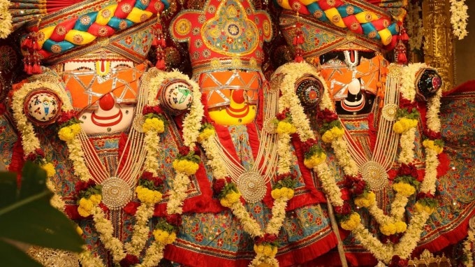 રથયાત્રાને હવે ગણતરીના દિવસો જ બાકી છે. ત્યારે આજે અમદાવાદમાં રથયાત્રા પૂર્વ નેત્રોત્સવ વિધિ કરવામાં આવી છે. આજે મોસાળથી નિજ મંદિર પ્રભુ જગન્નાથ પરત ફર્યા છે. (તસવીર: સોશિયલ મીડિયા)