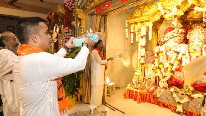 જળયાત્રા બાદ આજે નિજ મંદિરમાં પ્રભુના પ્રથમ દર્શન થયા છે. જગન્નાથ, બળભદ્ર અને સુભદ્રાજીની નેત્રોત્સવ વિધિ સંપન્ન કરાઈ છે. (તસવીર: સોશિયલ મીડિયા)