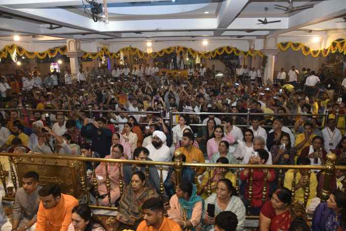 <strong>જગન્નાથ મંદિરમાં મંગળા આરતીના દર્શન કરવા ભક્તોની ભીડ</strong><br>રથયાત્રાના દિવસે અમદાવાદના જગન્નાથ મંદિરમાં ભગવાનના દર્શન કરવા વહેલી સવારથી મોટી સંખ્યામાં ભક્તો પહોંચી ગયા હતા. મોટી સંખ્યામાં ભક્તોએ ભગવાન જગન્નાથ મંદિરે મંગળા આરતીનો લાહવો લીધો હતો.